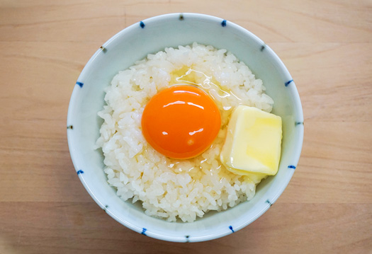 期待を裏切らない、バターが絡むおいしさ！ だし醤油×溶かしバター